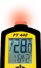 The FT 440 flashes a red light, which indicates that the oil has a bad quality