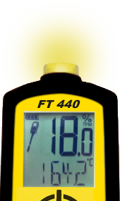 The FT 440 flashes a yellow light, which indicates that the oil has a medium quality